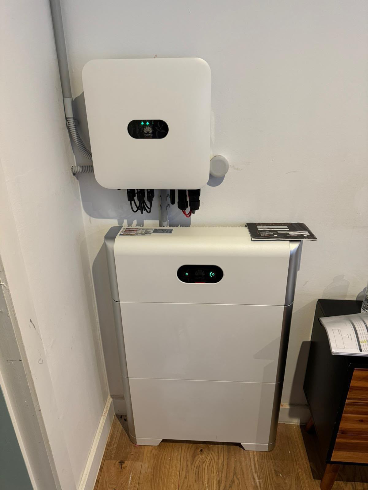 Huawei thuisbatterij met hybride omvormer, geplaatst door De Renovatie Meesters in een woning
