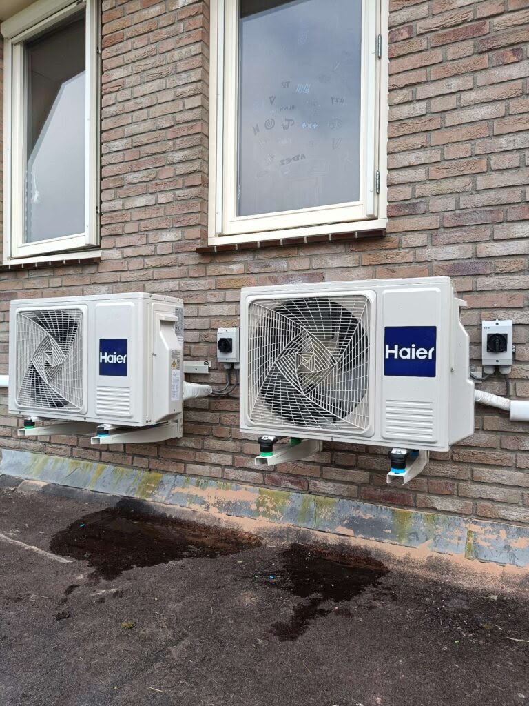 Warmtepomp- en airco-buitenunits van De Renovatie Meesters aan een gevel