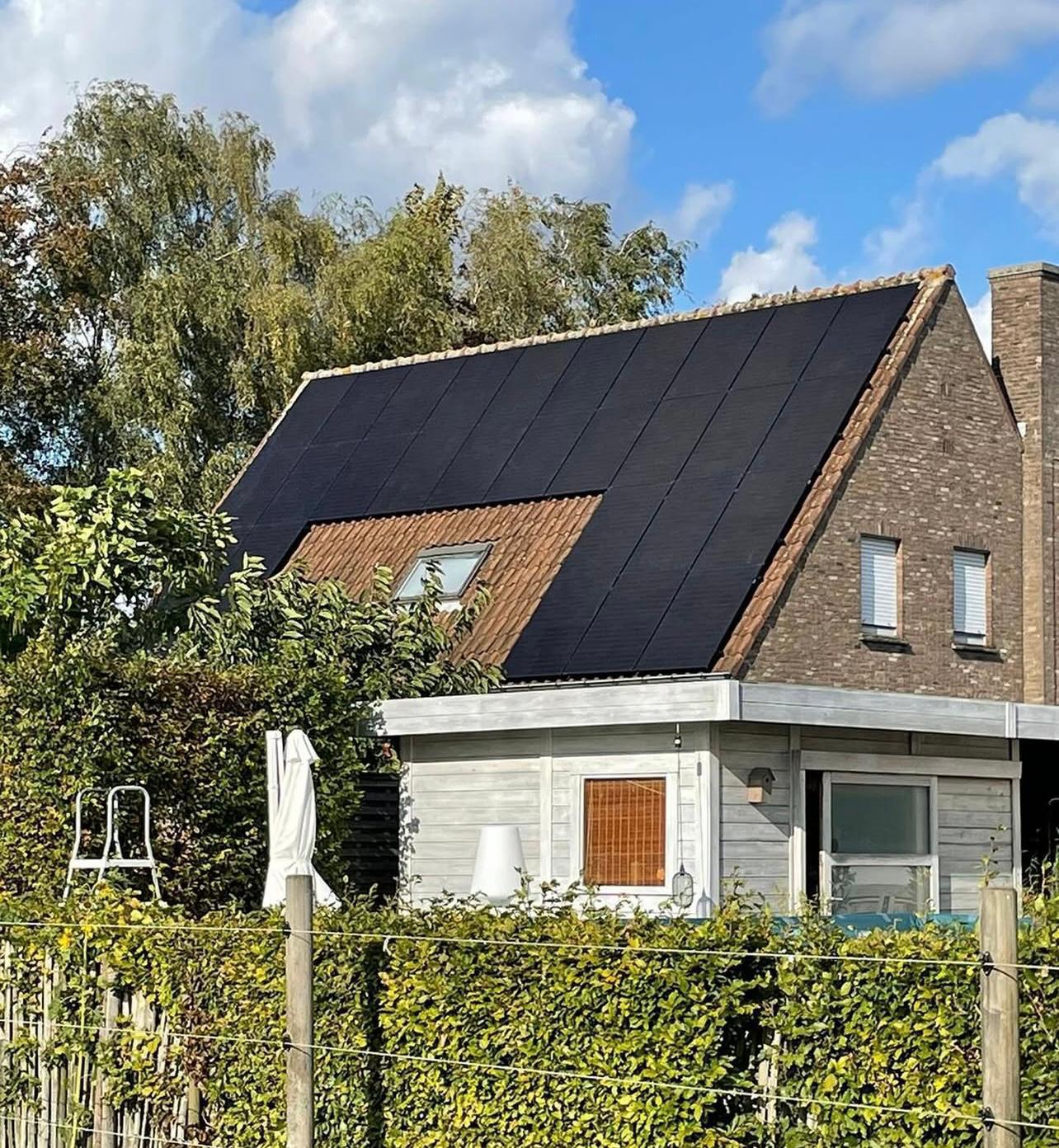 Zonnepanelen van De Renovatie Meesters geplaatst op een hellend dak