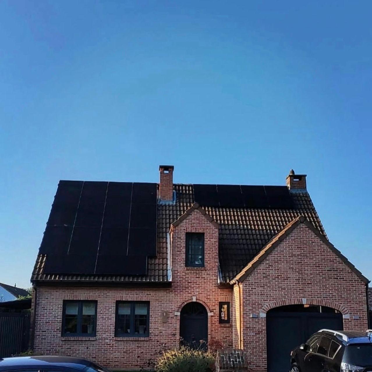 Full black zonnepanelen rond dakramen op een pannendak, vakkundig ingepast door De Renovatie Meesters