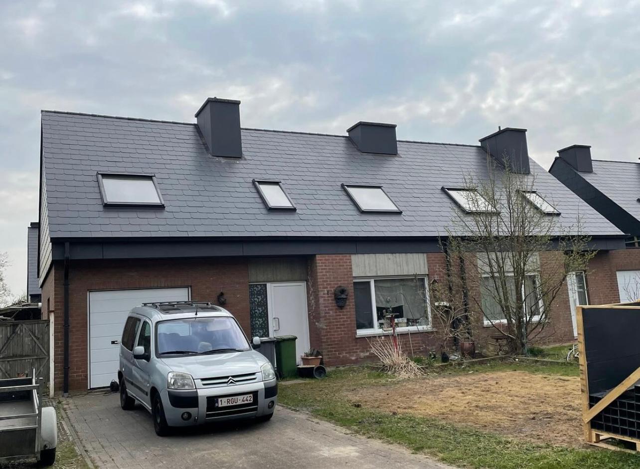 Nieuw kunstleien dak met meerdere dakramen, geplaatst door dakwerker De Renovatie Meesters