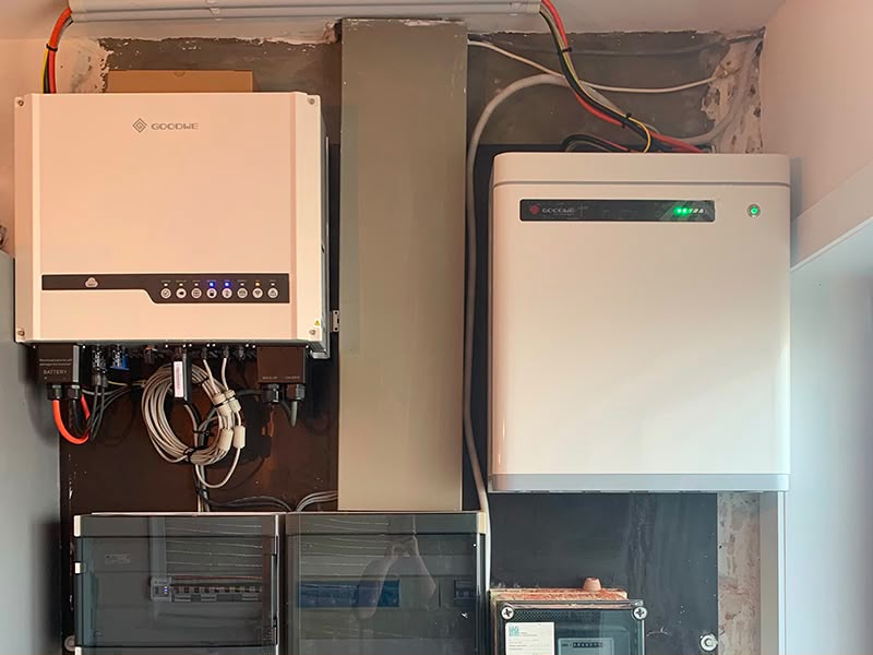 GoodWe hybride omvormer en thuisbatterij met zekeringkast, geïnstalleerd door De Renovatie Meesters