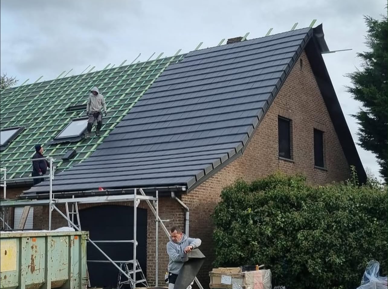 Dakwerken van De Renovatie Meesters: vernieuwd hellend dak met keramische pannen